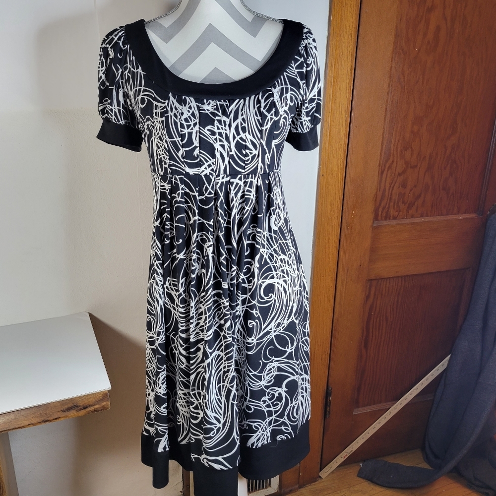 London Times Black and white short sleeve with pleats under the bustline size 10